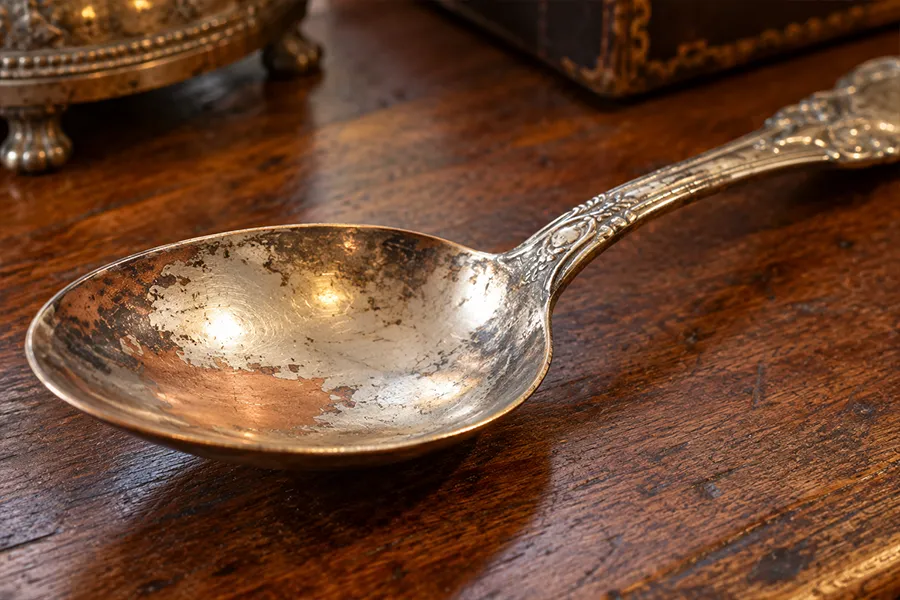 Pièce d’argenterie ancienne présentée pour vérification et estimation de sa composition