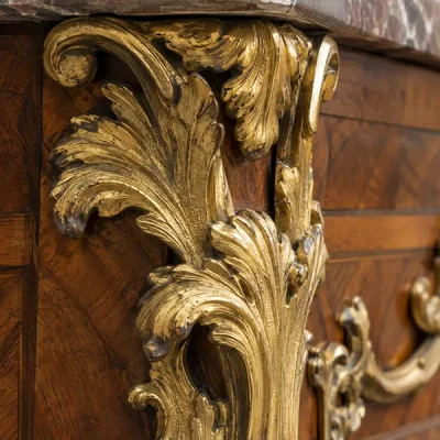 Détail d’une chute en bronze doré à feuilles d’acanthe, montrant la ciselure et l’usure des reliefs cadre