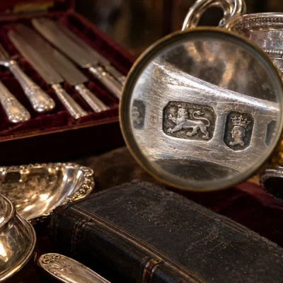 Faux poinçons - Examen à la loupe de marques gravées sur une pièce d’argenterie ancienne